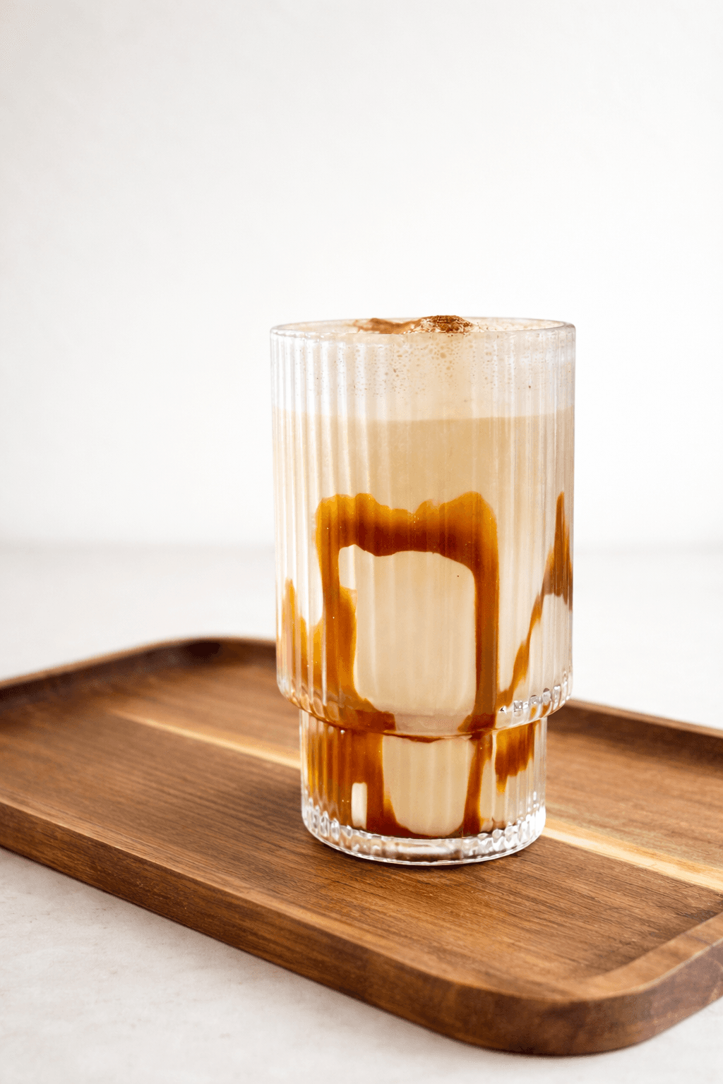 Latte caramel beurre salé dans un verre cannelé