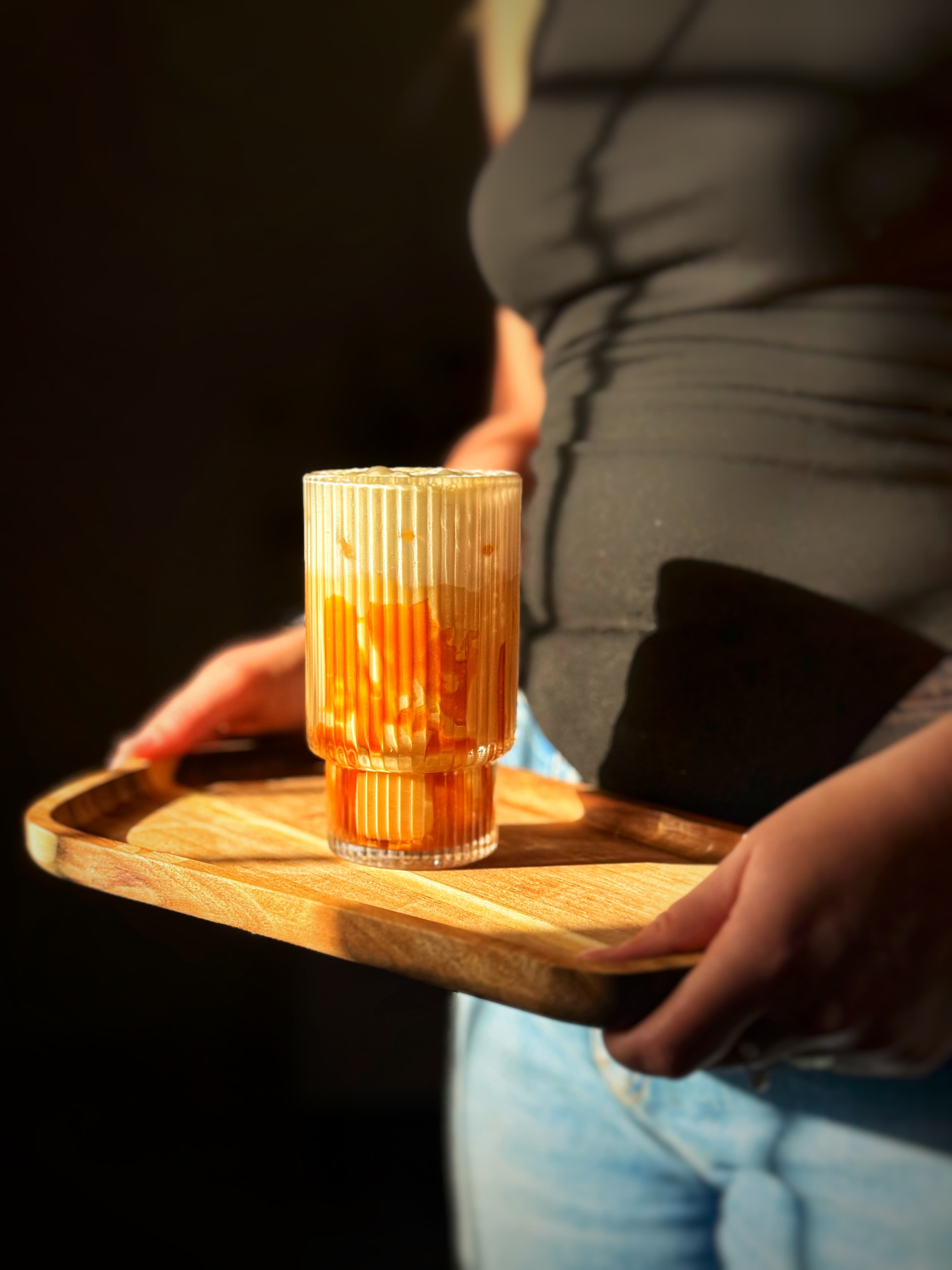 Cinnamon roll latte servi sur un plateau en bois