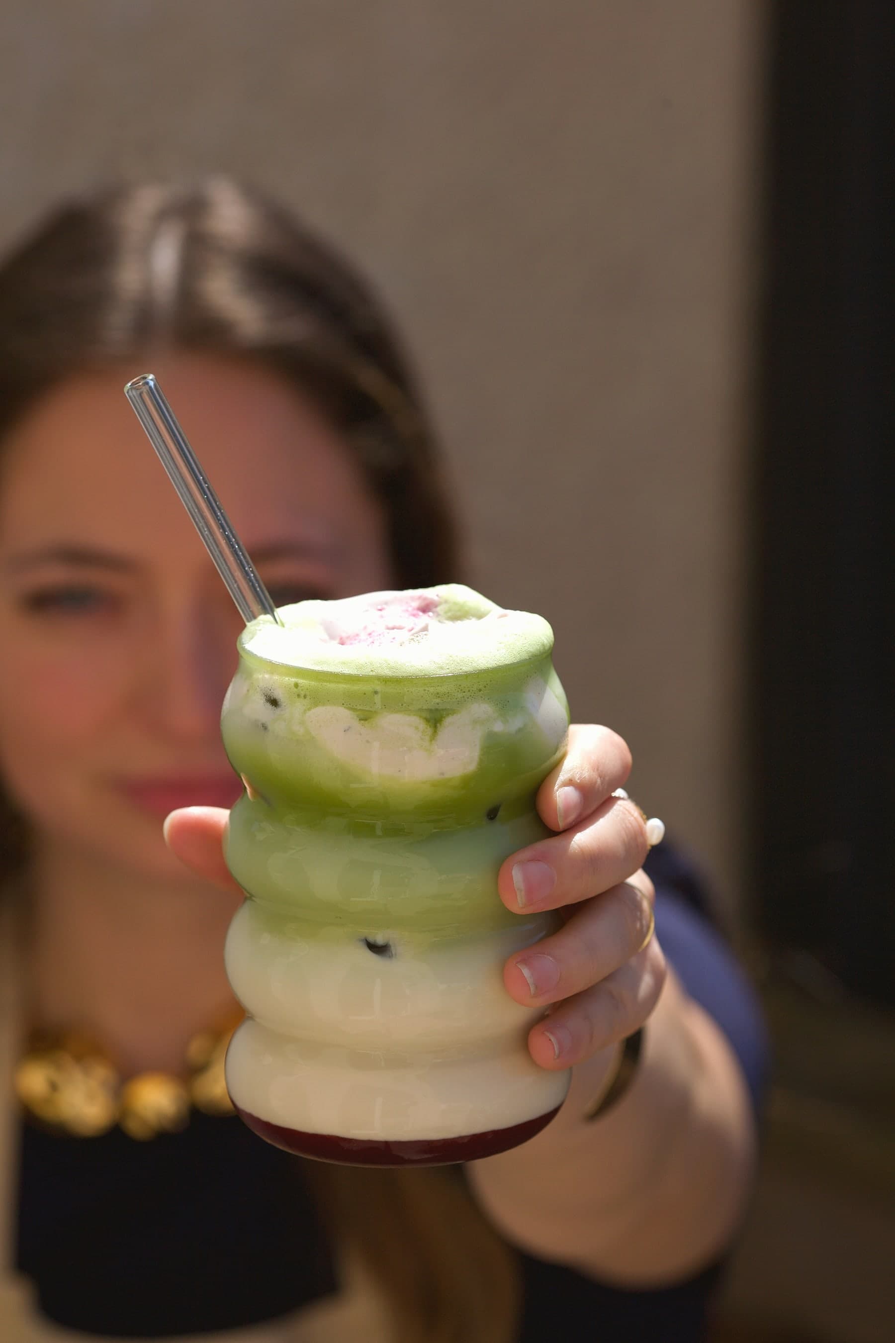 Boisson signature matcha et ubé en préparation