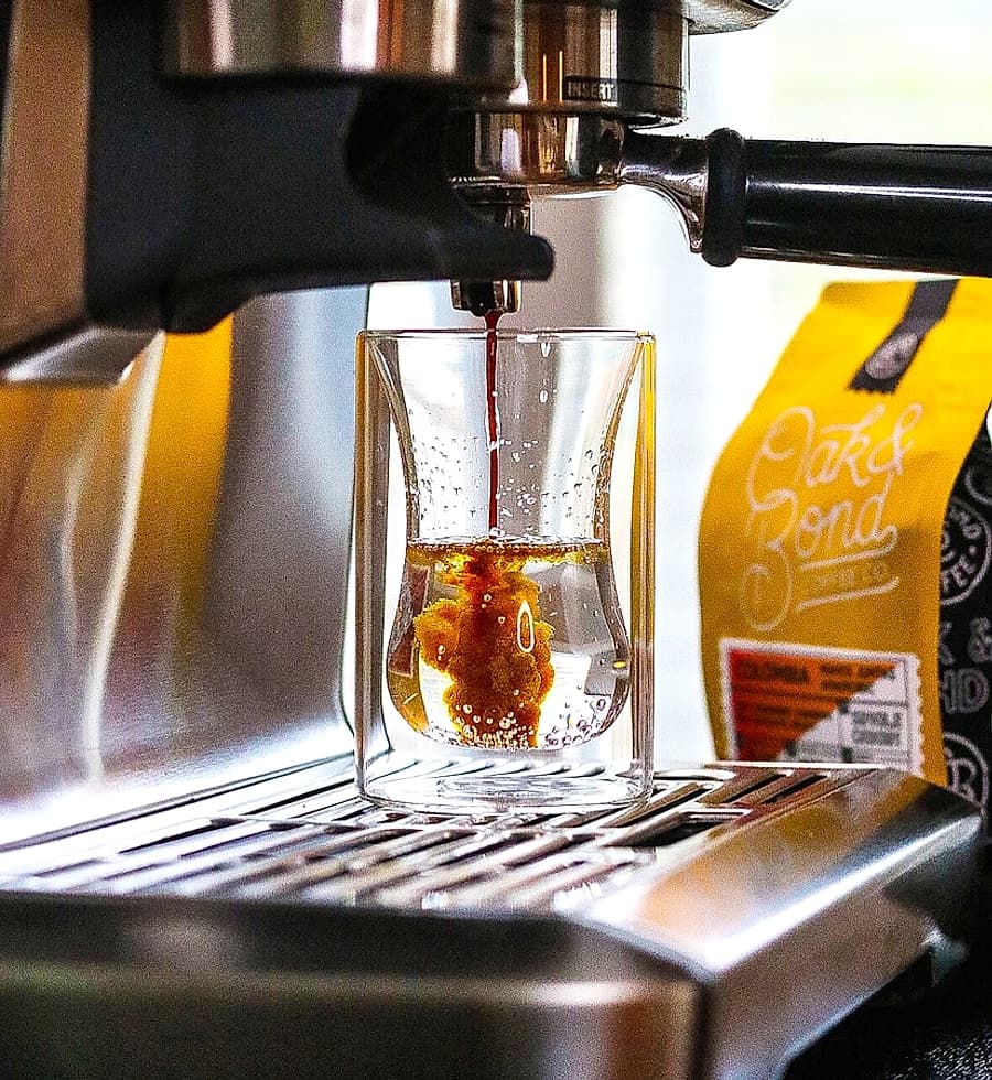 Americano léger dans une tasse claire