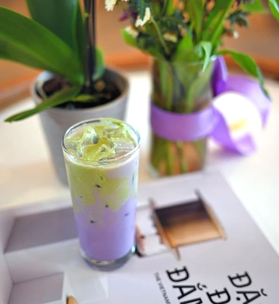 Blueberry ube latte violet et lumineux