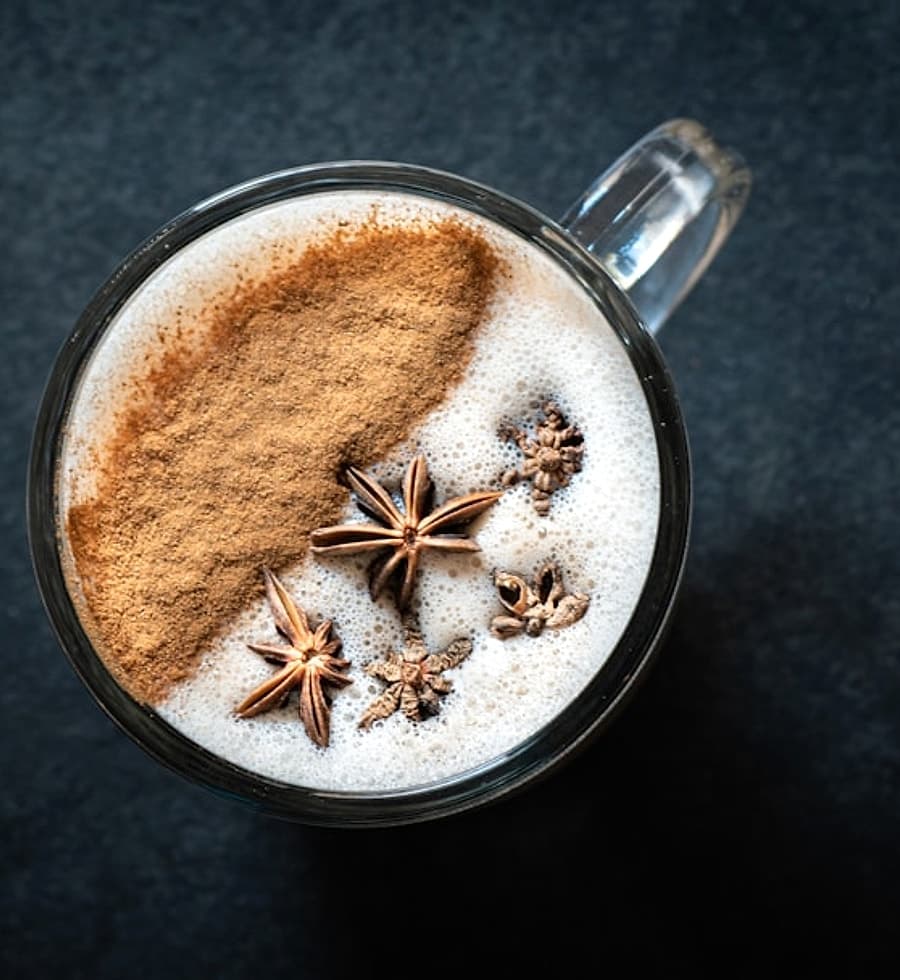 Chai latte aux épices chaudes