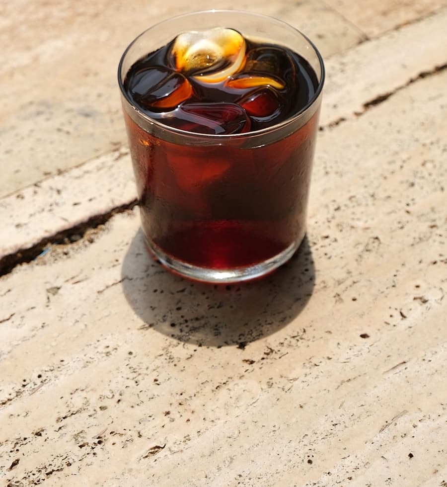 Cold brew glacé dans une atmosphère lumineuse