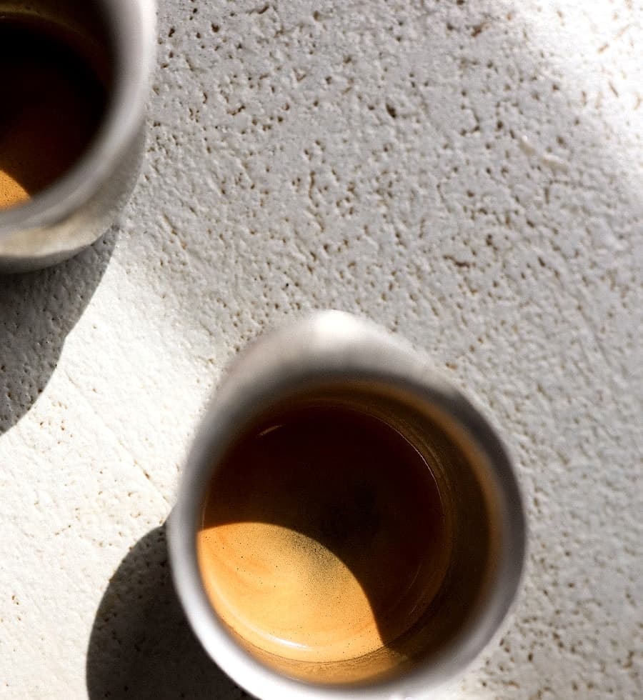 Espresso court servi dans une ambiance MON latte