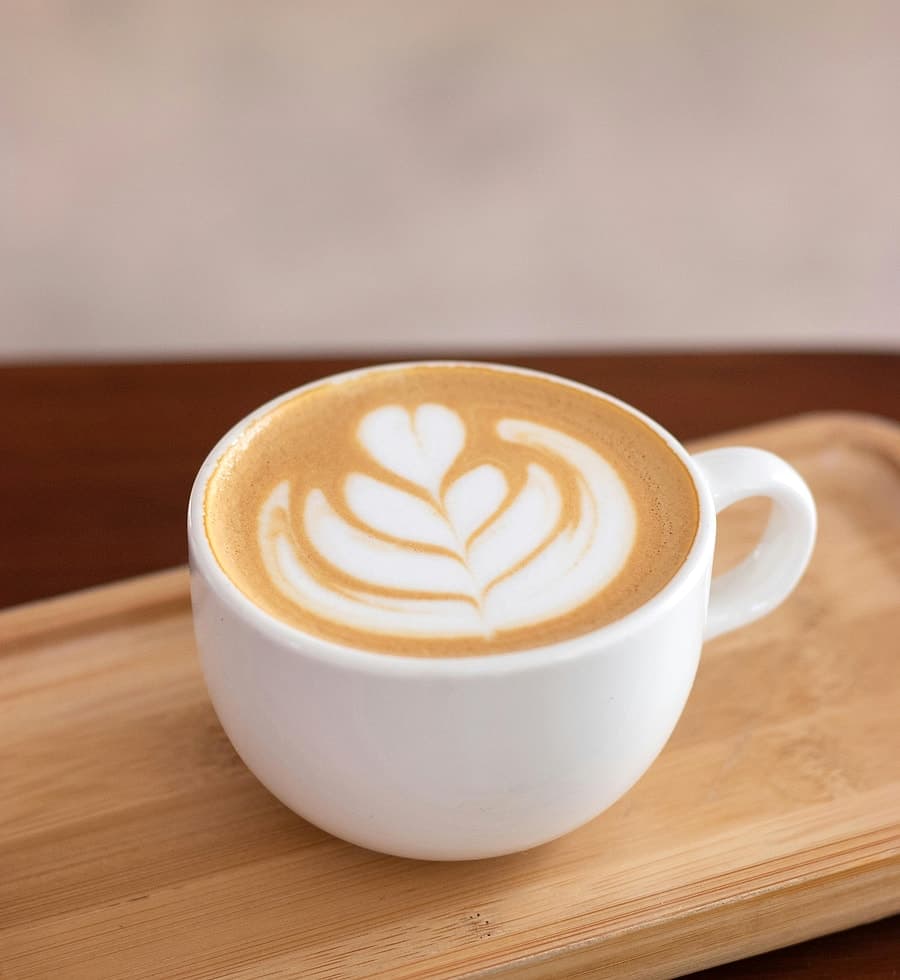 Latte crémeux en tasse blanche dans une lumière douce