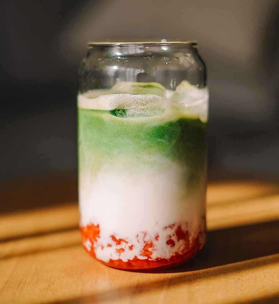 Matcha fraise glacé en verre cannelé