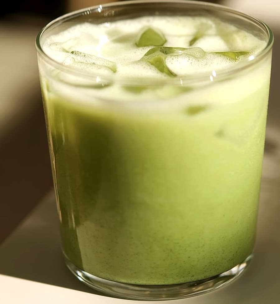 Matcha vanilla crémeux et lumineux dans un verre net