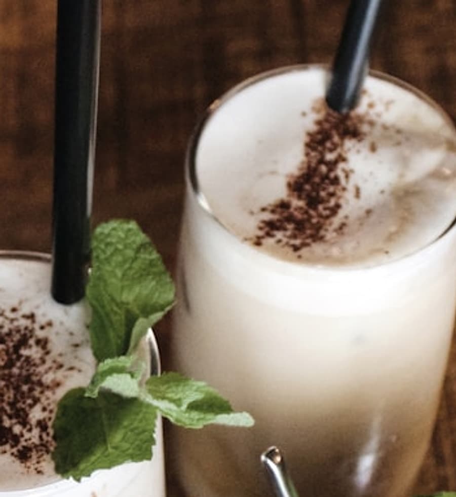 Mocca blanc clair et crémeux dans un grand verre