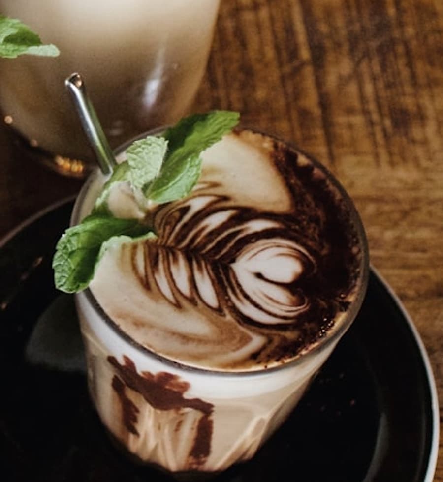 Moccaccino chocolaté avec latte art et notes dessert