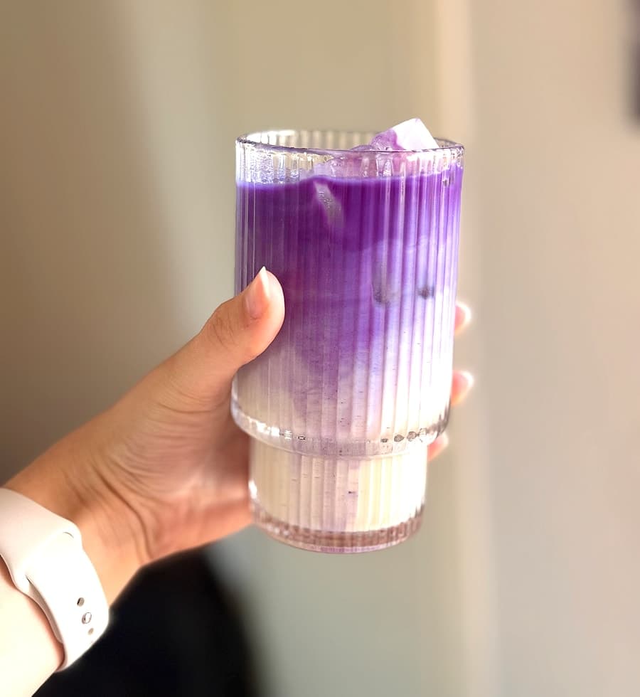 Ube latte violet tenu à la main