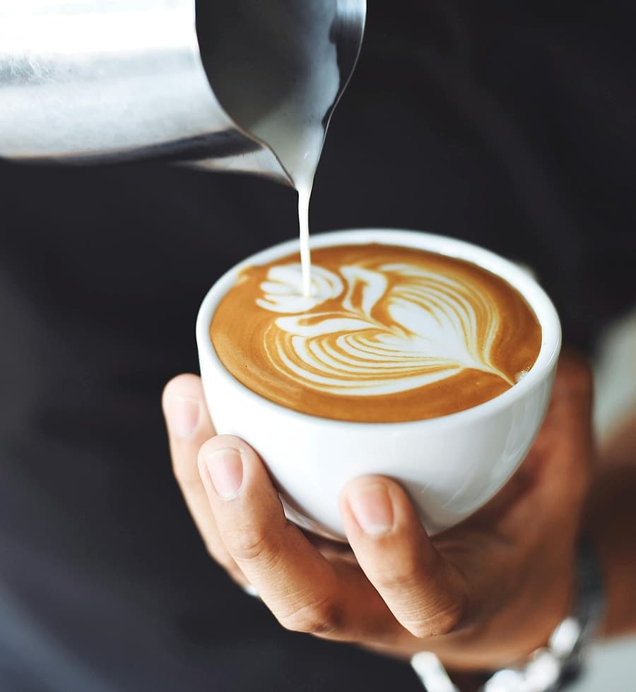 Vanillatte crémeux avec latte art dans une lumière douce