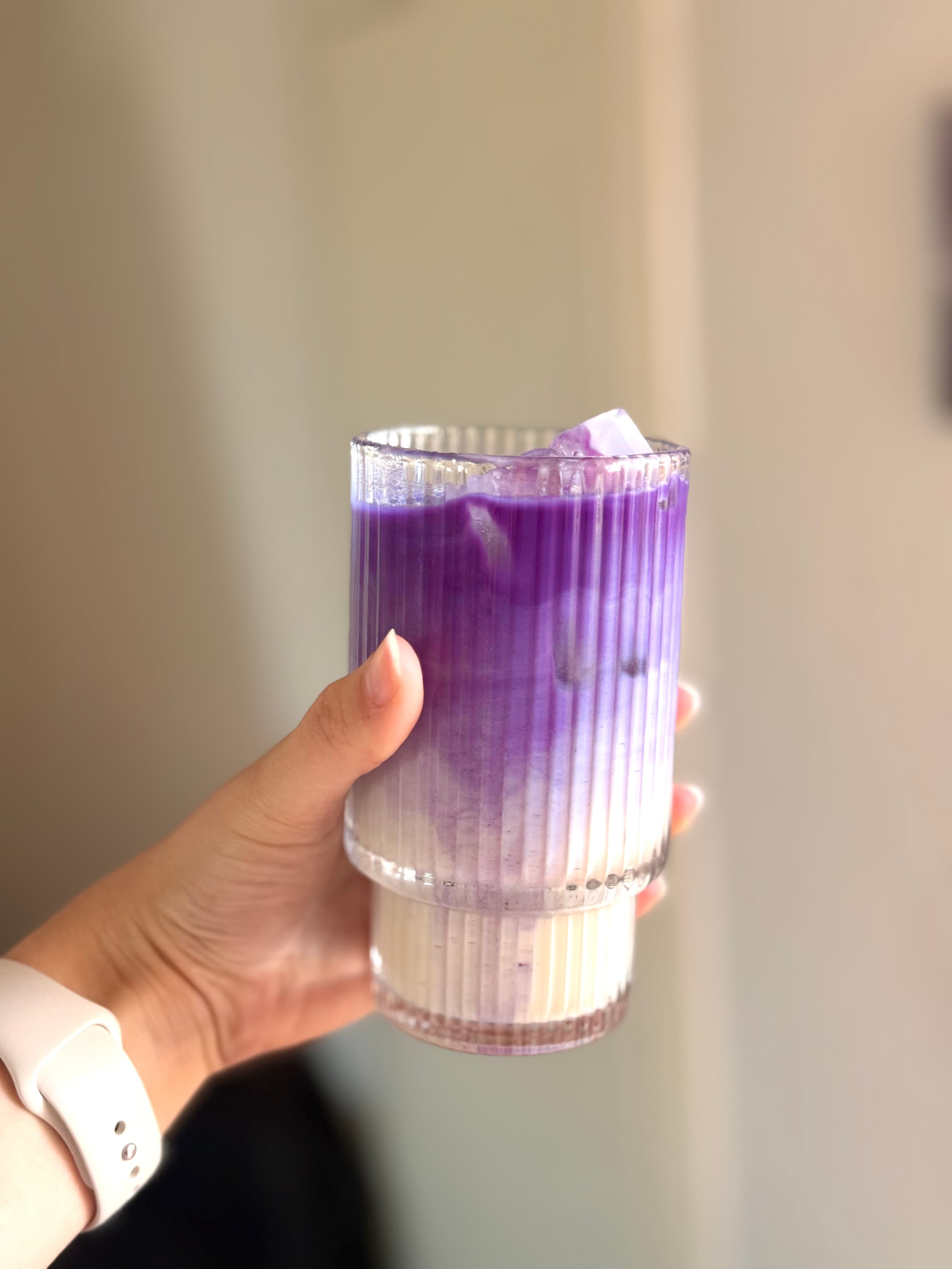 Ube latte violet tenu à la main